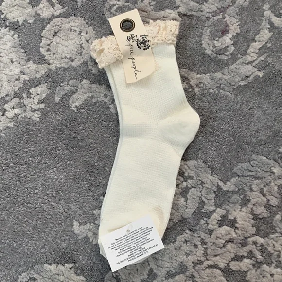 NWT Free People Ivory Baby Socks - Picture 3 of 3